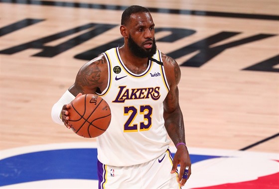 LeBron James z LA Lakers v zápase s Houstonem