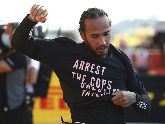 Lewis Hamilton si obléká triko s výzvou k zatení policist, kteí zabili...