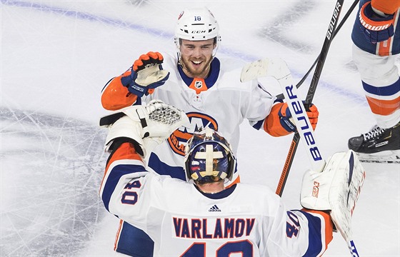 Semjon Varlamov (40) a Anthony Beauvillier (18) se radují z výhry New York...