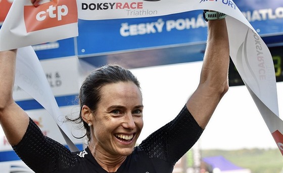Simona Kivánková jako vítzka triatlonu Doksyrace