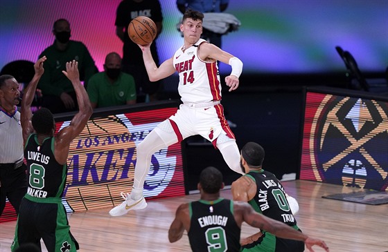 Tyler Herro (14) z Miami vrací mí do  hry kolem bostonských Kemby Walkera (8),...