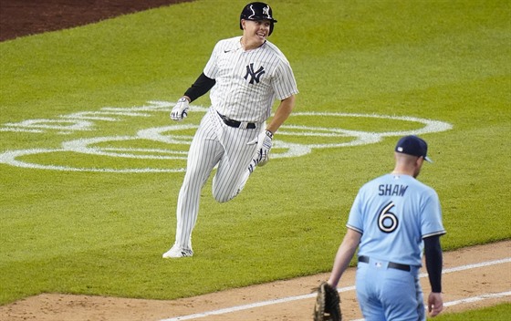 Gio Urshela z New York Yankees se raduje z bodu proti Toronto Blue Jays.