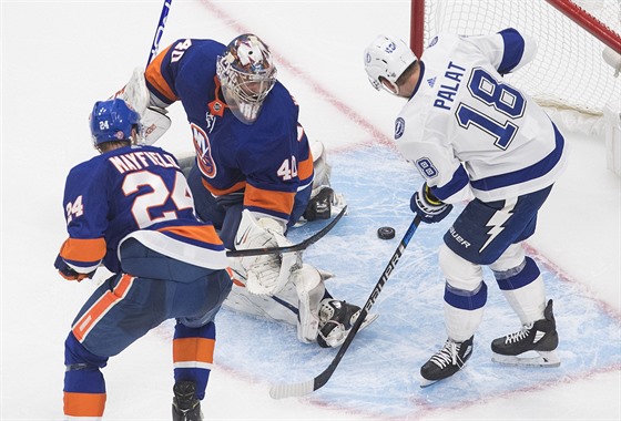 Ondej Palát z Tampa Bay Lightning ped brankou New York Islanders