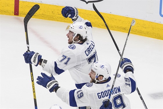 Anthony Cirelli (71) zajistil Tampa Bay Lightning postup do finále NHL.