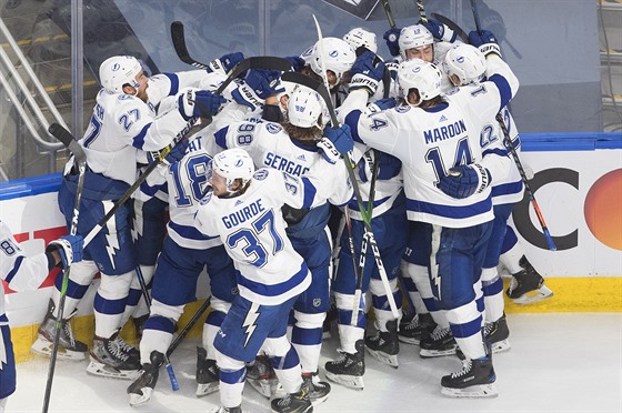 Hokejisté Tampa Bay Lightning oslavují postup do finále NHL.