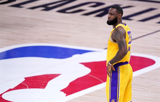 LeBron James z LA Lakers bhem duelu s Denverem.