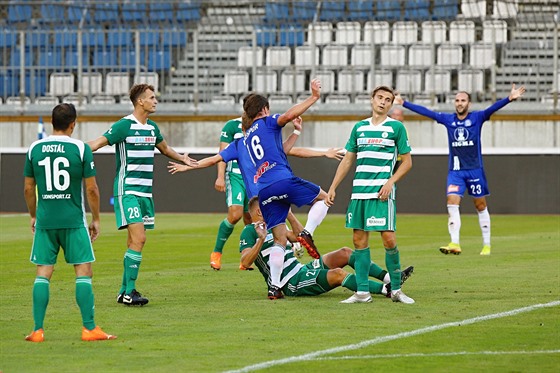 Fotbalisté Olomouce se radují z gólu, který do sít Bohemians vstelil David...