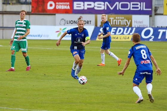 Olomoucký kapitán Roman Hubník (uprosted) bhem zápasu proti Bohemians.