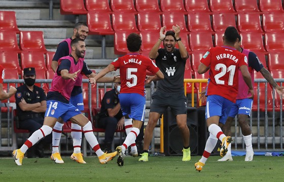 Fotbalisté Granady se radují z gólu, který v duelu s Athletikem Bilbao vstelil...