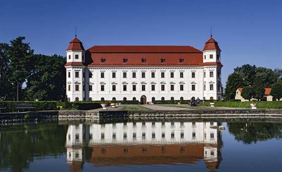 Dominantou Holešova ve Zlínském kraji je raně barokní zámek posazený v unikátní...