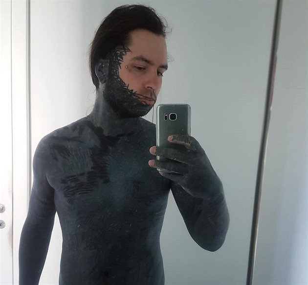 Muž miluje bolest při tetování. Chce mít pomalovaný jazyk i bělma