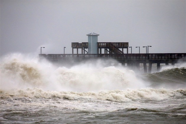 Nad Atlantským oceánem se vytvořila bouře Peter, sílí tam i další cyklóna