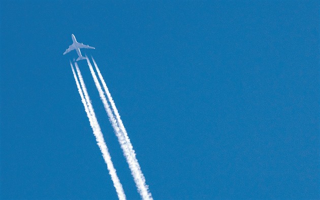 Čáry za letadly vznikat nemusí. American Airlines zkouší létat oklikou