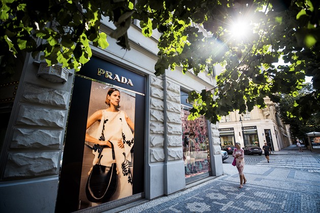 Pražská Pařížská je opět nejdražší nákupní ulicí východního bloku, odhalil žebříček