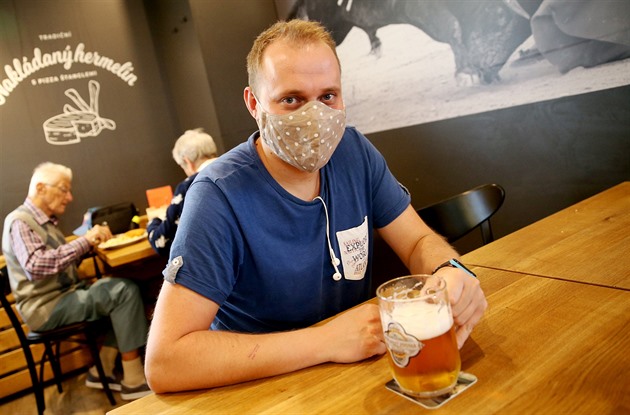 Zákazníci brnnské restaurace La Corrida. Opt platí povinnost noení rouek ve...