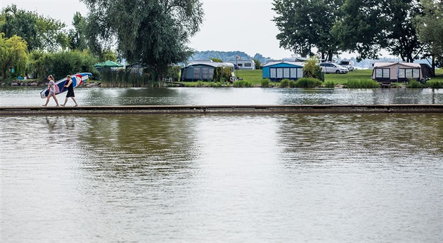 Vlastníkem pozemk kolem vody je Povodí Labe, ást patí eské Skalici. Budovy...