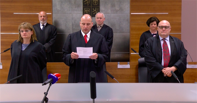 Kárný senát Nejvyího správního soudu, soudce Milan Závurka stojí vpravo