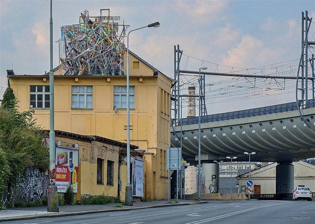 Umní z plechových ástí na stee domu v Husitské ulici.