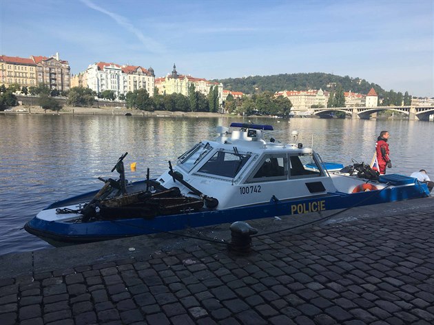 Policejní potapi loví z Vltavy sdílené elektrické kolobky.