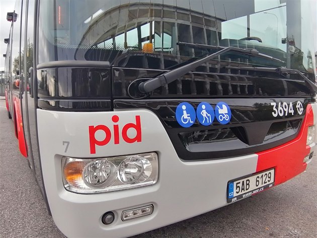 Ve tvrtek 17. záí vyjel poprvé autobus v nových barvách PID. Ve vední dny bude k vidní na lince 176 spojující Stadion Strahov se stanicí metra Karlovo námstí, o víkendech vyjede na lince 143 spojující Stadion Strahov se stanicí metra Dejvická. Vtin