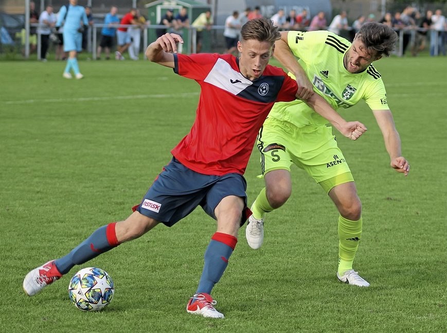 Karvinský zálo�ník Marek Hanousek se v pohárovém duelu sna�í zastavit Jana...