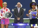 Viktoria Azarenková (vlevo) a Naomi Ósakaová po finále US Open.