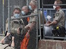 Policisté pivádjí k soudu nkdejího stráníka Dereka Chauvina. (11. záí...