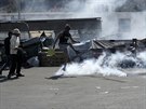ecká policie zasahovala slzným plynem pi protestu rozhoených migrant. (12....