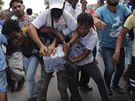 Migranti na ostrov Lesbos mezi sebou bojují o pídly vody a potravin. (12....