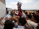 Migranti na ostrov Lesbos mezi sebou bojují o pídly vody a potravin. (12....