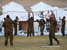 etí vojáci staví stany pro obyvatele tábora Moria na ostrov Lesbos. (12....