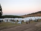 etí vojáci staví nové stany pro obyvatele tábora Moria na ostrov Lesbos....