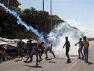 ecká policie zasahovala slzným plynem pi protestu rozhoených migrant. (12....