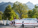 Lidé ekají ped testovacím stediskem v nmeckém Garmisch-Partenkirchenu. (13....