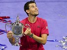 Rakouský tenista Dominic Thiem pózuje s trofejí pro vítze US Open.