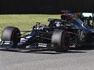 Lewis Hamilton si v kvalifikaci Velké ceny Toskánska jede pro pole position.
