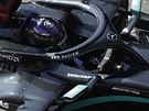 Lewis Hamilton se svým mercedesem v kvalifikaci na Velkou cenu Toskánska