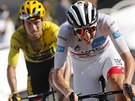 Tadej Pogaar finiuje v 15. etap Tour de France ped Primoem Rogliem.