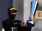 Lewis Hamilton na pódiu oslavuje vítzství ve Velké cen Toskánska.