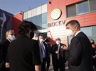 Pedseda vlády Andrej Babi navtívil laborato spolenosti Biocev ve Vestci u...