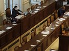 Prázdné ministerské lavice pi mimoádném jednání Poslanecké snmovny. (16....
