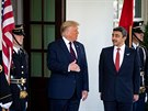 Americký prezident Donald Trump a ministr zahranií Spojených arabských emirát...