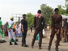 aríjská policie na severu Nigérie dohlíí na vící, kteí jdou do meity na...