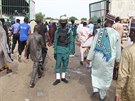 aríjská policie na severu Nigérie dohlíí na vící, kteí jdou do meity na...