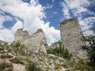 Sirot�� hr�dek se rozkl�d� na dvou v�pencov�ch skal�ch, dodnes tu stoj� zbytky...
