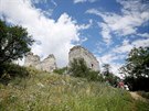 Sirot�� hr�dek se rozkl�d� na dvou v�pencov�ch skal�ch, dodnes tu stoj� zbytky...