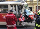 Nehoda tramvaje s popelskm vozem v ulici Korunn.