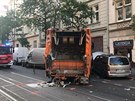 Nehoda tramvaje s popelskm vozem v ulici Korunn.