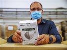 �esk� po�ta v pra�sk�ch Male�ic�ch p�evzala dod�vku respir�tor� a rou�ek, kter�...