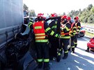 Pi tern nehod na dlnici D2 zasahovaly ti hasisk jednotky. idi dodvky...